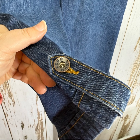 Izod Denim Women's Bermuda Shorts. Size 12. In excellent condition! - Picture 2 of 6